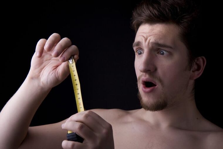 мъж измери пениса си преди увеличаване с помпа